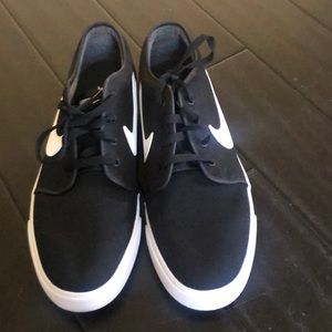 Men’s black nike sneakers